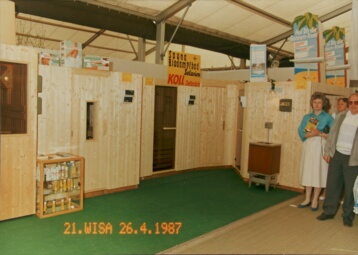 Messestand auf der 21. Wisa in Bielefeld vor der Rechten Sauna der bereits mehrere Jahre bestens im Markt eingef�hrte Kombinationsofen f�r Sauna und Biodampfbad (Kolldarium).