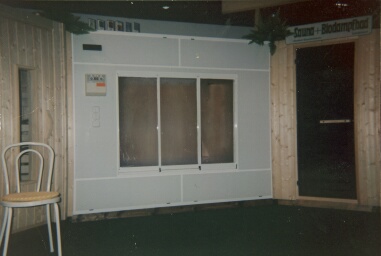 Smart Sauna von Koll f�r kleinen Platzbedarf mit 220 Volt auf einer Messe im Jahre 1990. Ausgestattet mit einem Kombinationsofen f�r Sauna und Biodampfbad (Kolldarium). In der Decke integriert ist die damals noch weniger verbreitete Koll Vital Color Sonne. 