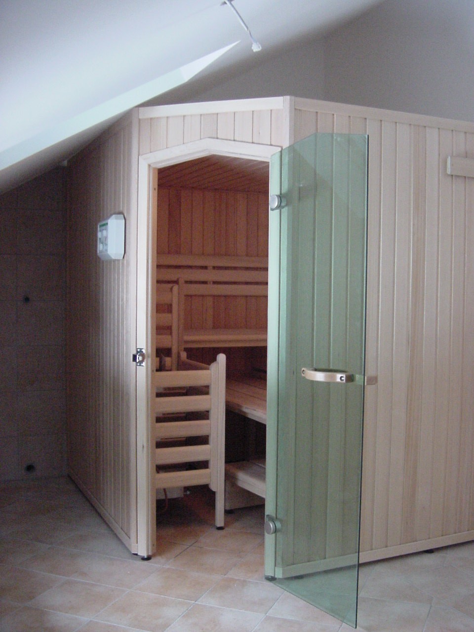 Koll-Comfort-Sauna unter einer Deckenschr�ge