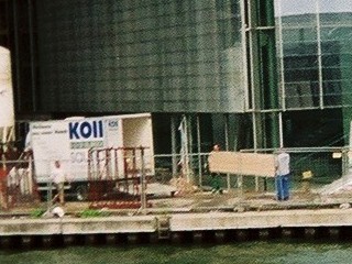 Koll Sauna im deutschen Bundestag: Mitarbeiter von Koll Saunabau bei der Entladung der Koll Elementsauna mit Innenverkleidung aus Hemlocktanne und Liegeneinrichtung aus deutscher Waldpappel (tropenholzfrei) direkt in Berlin an der Spree ++ Koll Saunaberatung in Berlin, Brandenburg, Mecklenburg Vorpommern, Niedersachsen, Th�ringen, Hessen, NRW, Sachsen Anhalt, Sachsen, Saarland Hamburg Bremen ++ wir planen Ihre Sauna