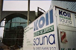 Koll Sauna im deutschen Bundestag: Mitarbeiter von Koll Saunabau bei der Entladung der Koll Elementsauna mit Innenverkleidung aus Hemlocktanne und Liegeneinrichtung aus deutscher Waldpappel (tropenholzfrei) direkt in Berlin an der Spree ++ Koll Saunaberatung in Berlin, Brandenburg, Mecklenburg Vorpommern, Niedersachsen, Th�ringen, Hessen, NRW, Sachsen Anhalt, Sachsen, Saarland Hamburg Bremen ++ wir planen Ihre Sauna ++ Koll Saunabau Marktf�hrer f�r Sauna und Kolldarium kombiniert