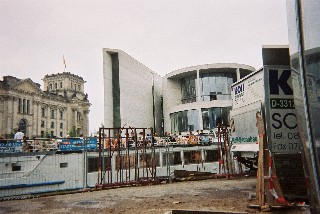 Koll Saunabau bei der Montage der Koll Sauna f�r den deutschen Bundestag in Berlin: Im Hintergrund links der Berliner Reichstag und Plenarsaal des "Deutschen Bundestages". Im Hintergrund rechts Tagungsgeb�ude der Aussch�sse des "Deutschen Bundestages". Im Vordergrund Koll Sauna LKW w�hrend der Saunamontage auf der Baustelle in Berlin an der Spree