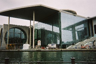Einbau einer Koll Sauna im Deutschen Bundestag durchgef�hrt von dem Saunaherstellen Koll Saunabau in Berlin ++ Saunaberatung in M�nchen Delbr�ck Berlin Frankfurt D�sseldorf K�ln ++ LKW mit Koll Logo vor der Bibliothek des deutschen Bundestages in Berlin